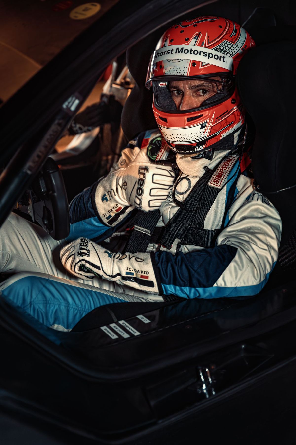 Pilote dans le cockpit, casque rouge et blanc, de nuit