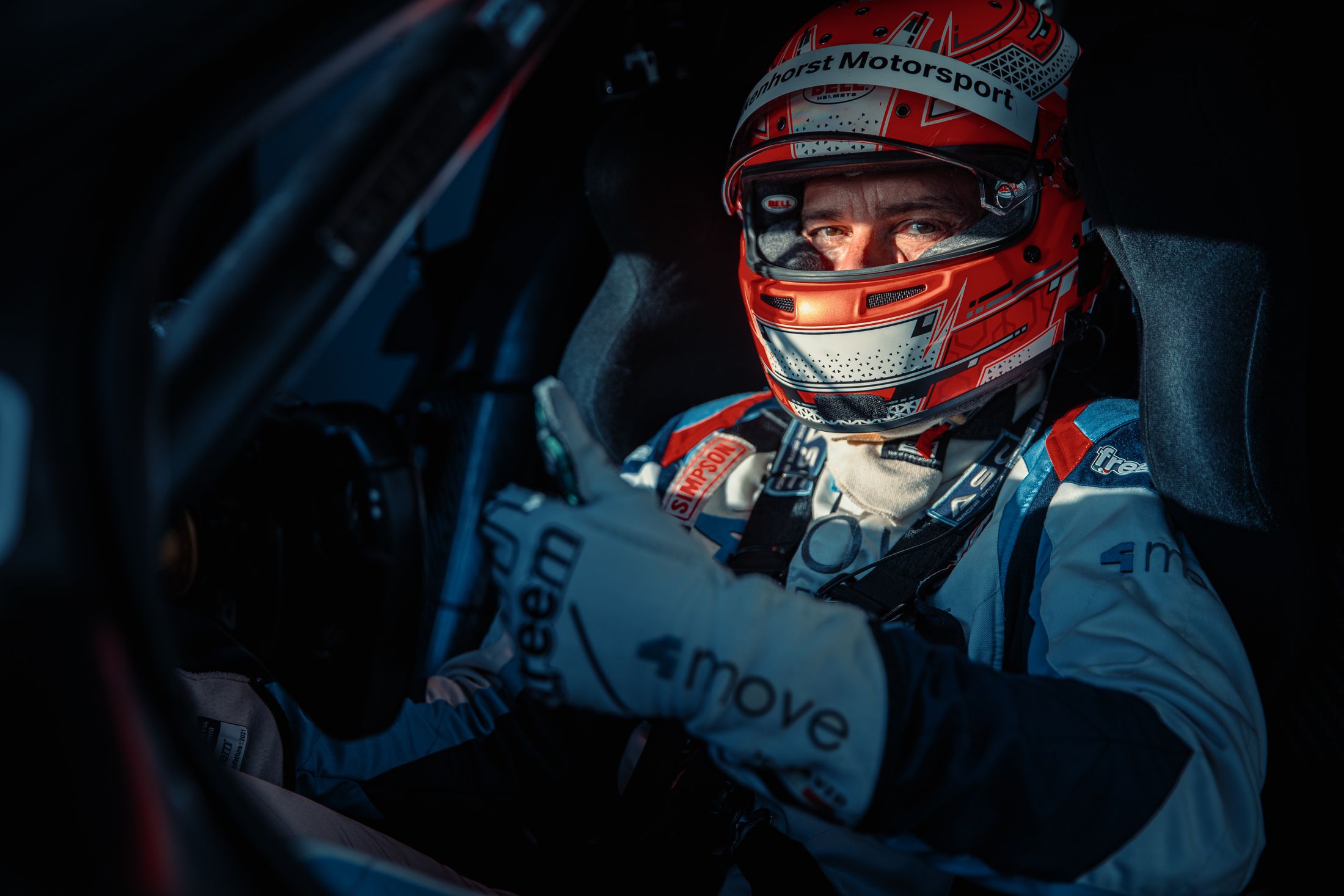 Portrait pilote dans le cockpit, casque rouge et blanc