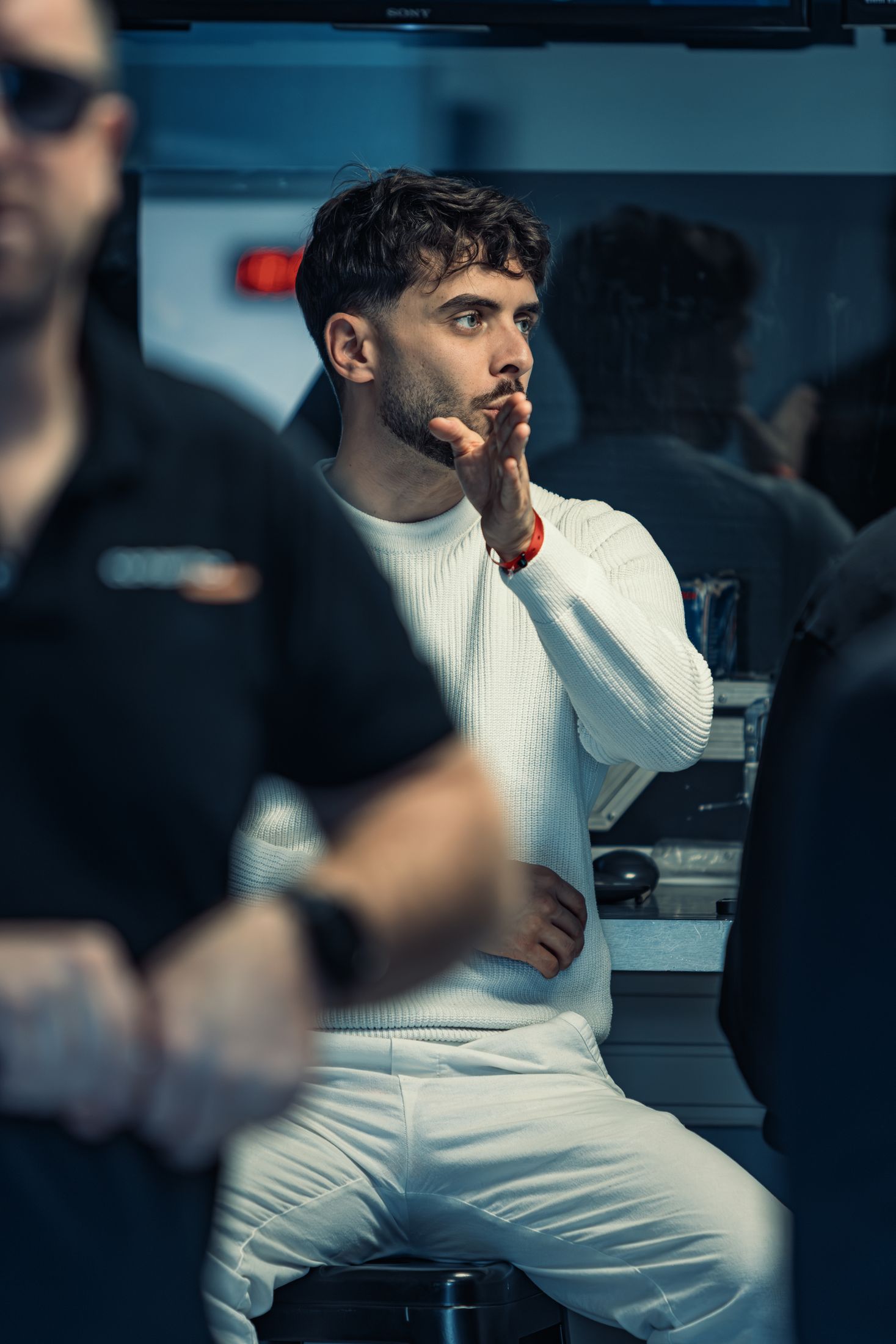Portrait pilote dans le paddock, main au menton